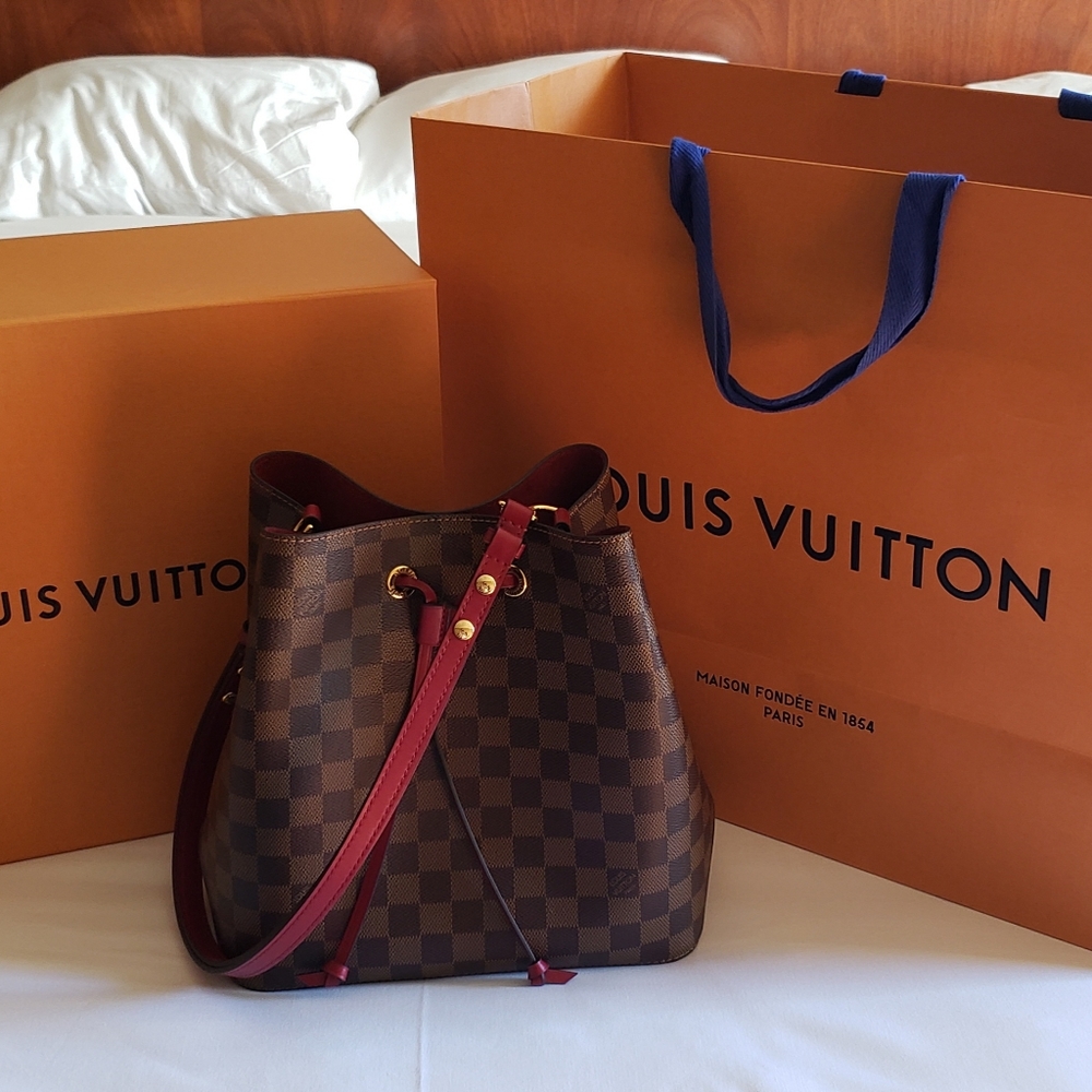 AUTHENTIC LOUIS VUITTON, NEONOE, bucket bag. RARE. DAMIER BROWN AND CHERRY